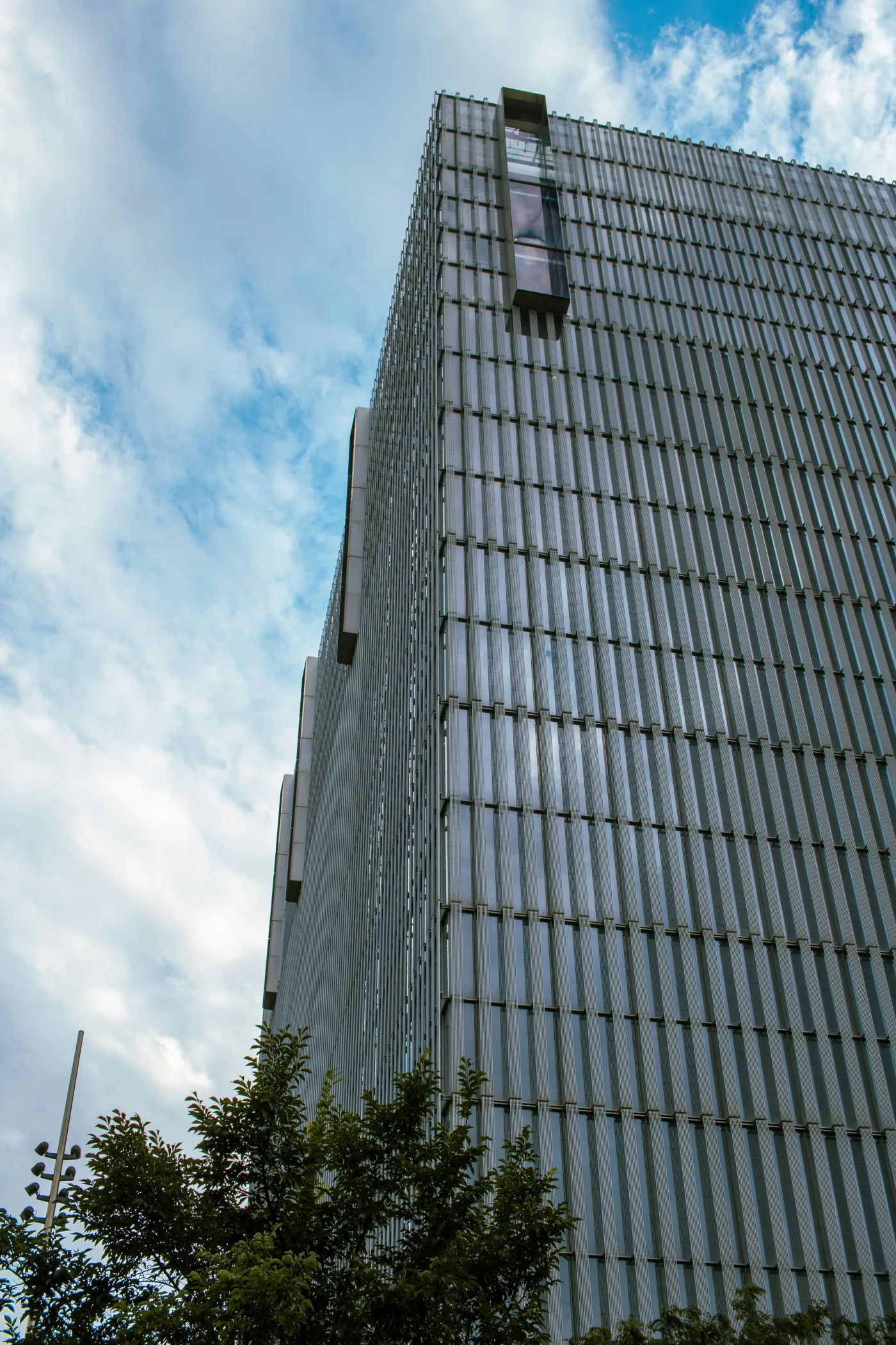 전시 공간 내부를 이동하는 방문객들